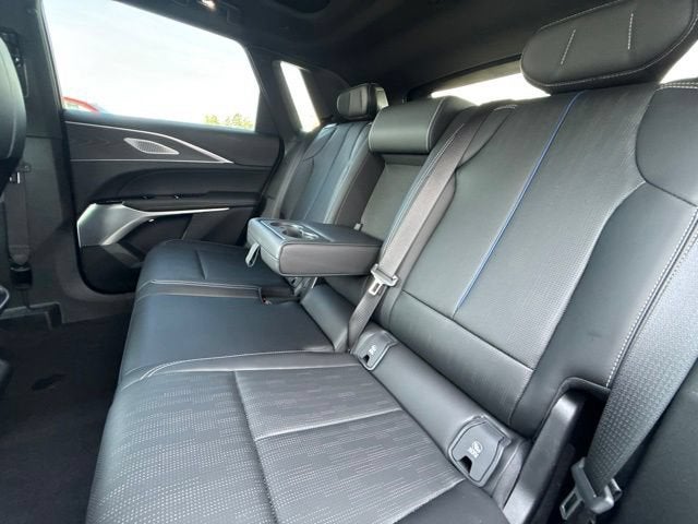 2025 Cadillac LYRIQ Luxury 2